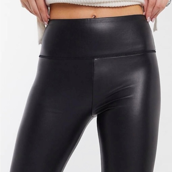 Hollister Ultra High Rise 28” Faux Vegan Leather Leggings Black Stretch Medium - Picture 4 of 12